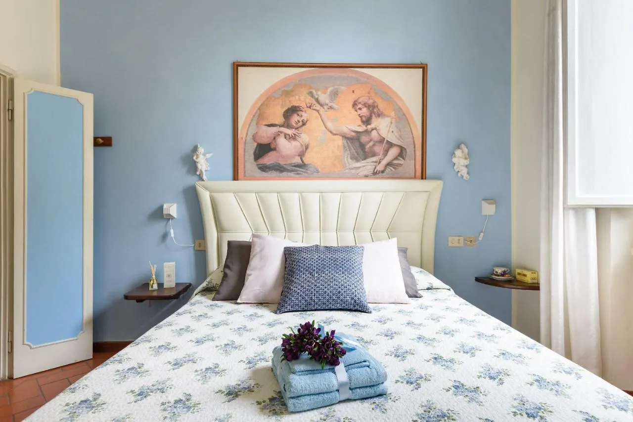Enchanting Alcove In Florence Ponte Vecchio Apartment